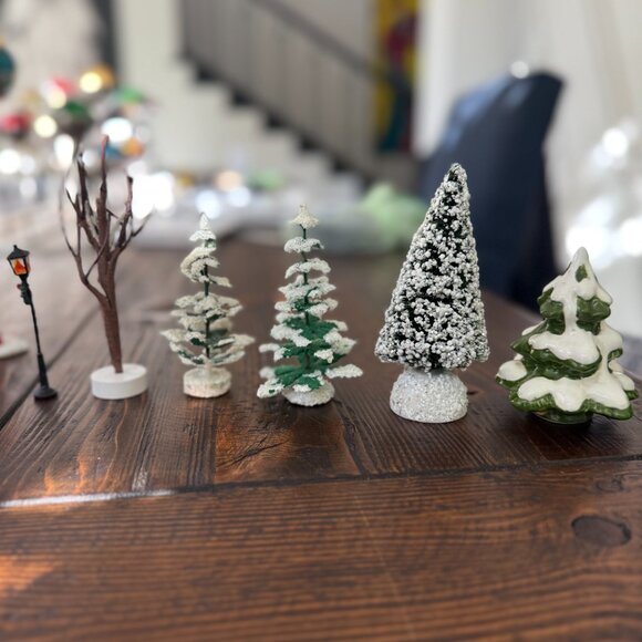 Christmas Village Figurines & Accessories - Picture 3 of 10